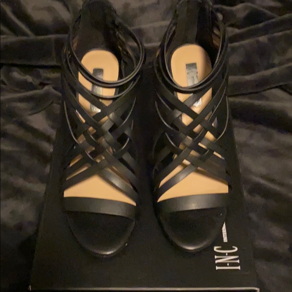 INC Garoldbk zipper back heels size 8M